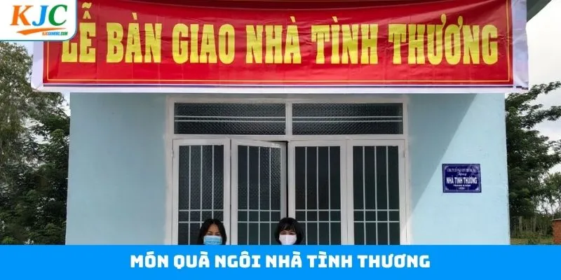 Món quà đặc biệt khi bàn giao ngôi nhà tình thương